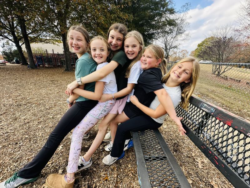 Image for the Tweet beginning: Smiles, sunshine, and Friday recess!